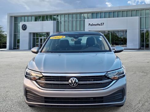 Used 2024 Volkswagen Jetta SE FWD image 2