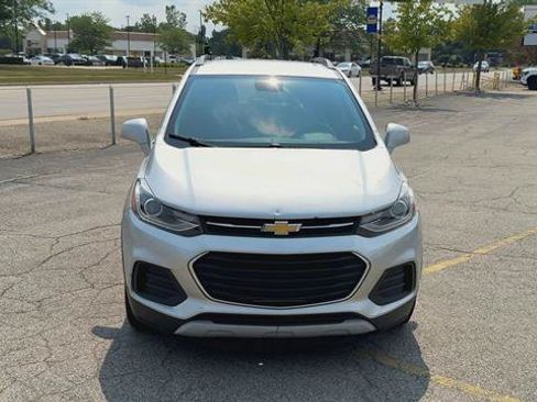 Used 2018 Chevrolet Trax LT w/ LT Convenience Package FWD image 3