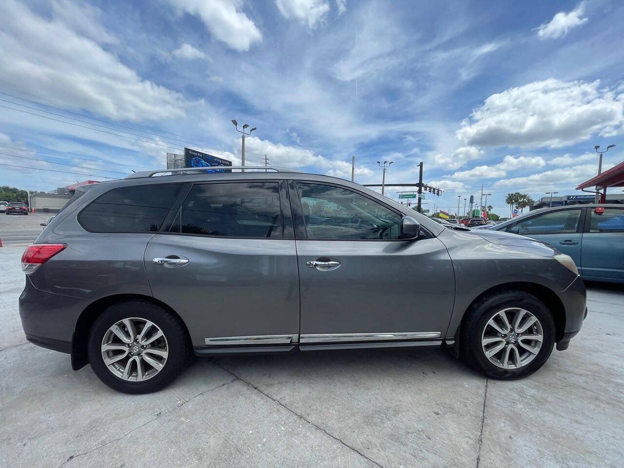 Used 2015 Nissan Pathfinder SL w/ Cargo Package FWD image 5