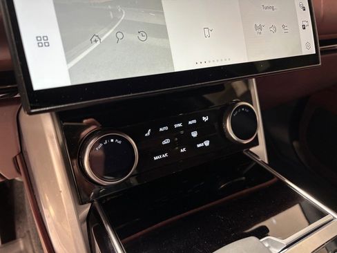 Used 2023 Land Rover Range Rover SE image 15