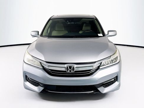 Used 2017 Honda Accord Touring image 2