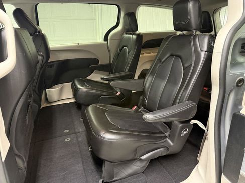 Used 2023 Chrysler Pacifica Touring-L FWD image 26