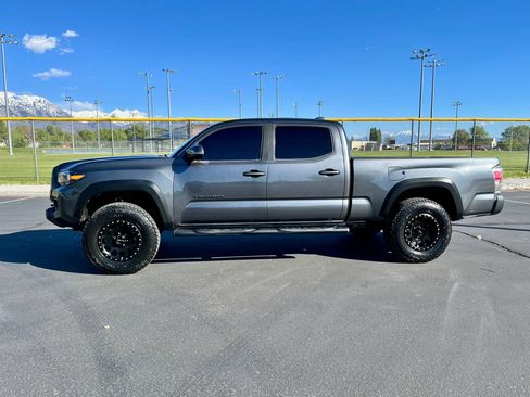 Used 2020 Toyota Tacoma TRD Off-Road w/ TRD Premium Off Road Package AWD/4WD image 3