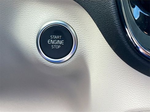 Used 2024 Volvo XC40 B5 Plus image 22