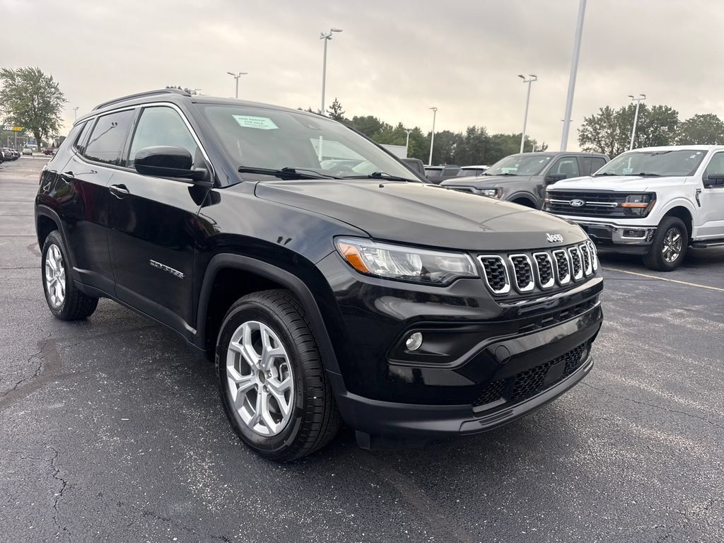 Used 2024 Jeep Compass Latitude AWD/4WD image 4
