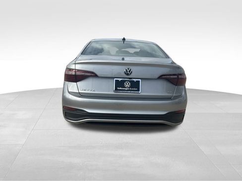 Used 2023 Volkswagen Jetta SE image 3