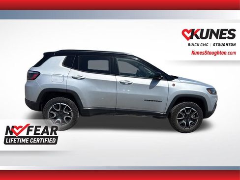 Used 2025 Jeep Compass Trailhawk AWD/4WD image 10