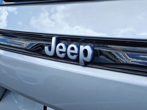 Used 2024 Jeep Grand Cherokee Summit AWD/4WD image 30