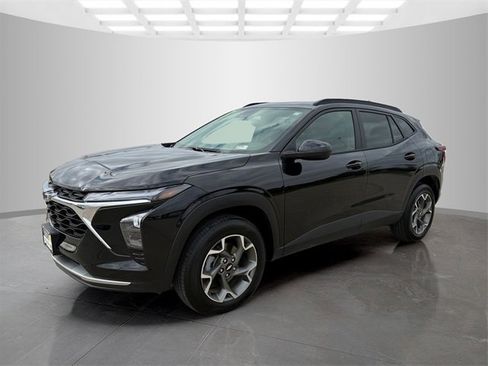 Used 2025 Chevrolet Trax LT w/ Driver Confidence Package image 3