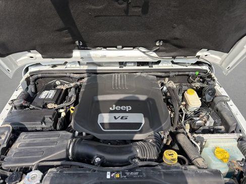 Used 2017 Jeep Wrangler Unlimited Sahara w/ Connectivity Group AWD/4WD image 21