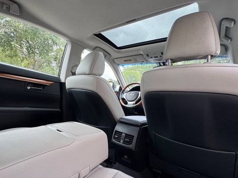 Used 2015 Lexus ES 300h w/ Navigation System Package FWD image 24