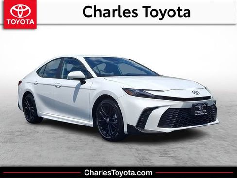 Used 2025 Toyota Camry SE FWD image 1