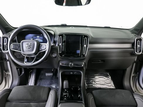 Certified 2025 Volvo XC40 B5 Plus image 19