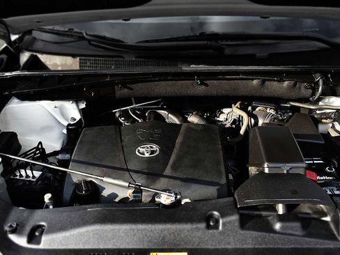 Used 2018 Toyota Highlander XLE image 29