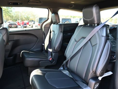 New 2026 Chrysler Pacifica Select AWD/4WD image 17