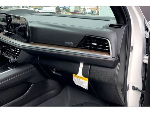 Used 2025 Chevrolet Suburban High Country AWD/4WD image 18
