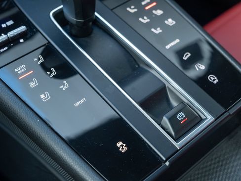Certified 2023 Porsche Macan AWD/4WD image 33