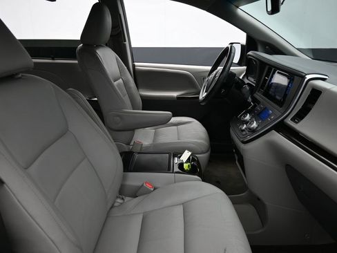 Used 2016 Toyota Sienna XLE image 16