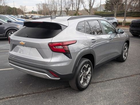 Used 2025 Chevrolet Trax LT image 9