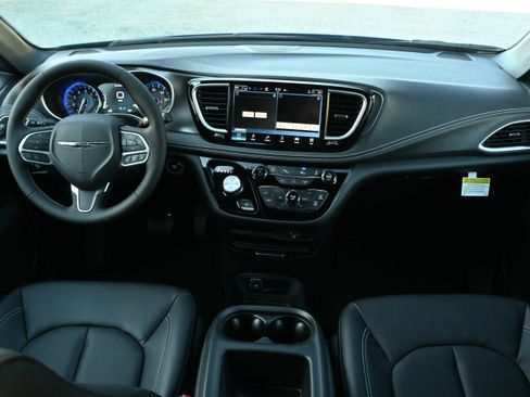 New 2026 Chrysler Pacifica Select image 3