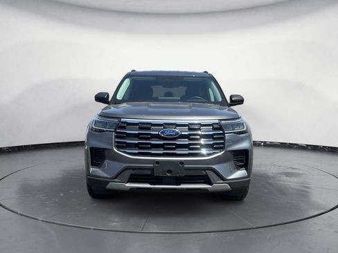 Used 2025 Ford Explorer Active RWD image 2