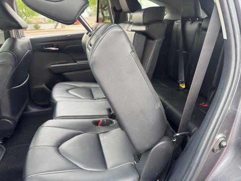 Certified 2024 Toyota Highlander XLE FWD image 27