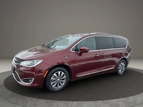 Used 2020 Chrysler Pacifica Touring-L FWD image 1