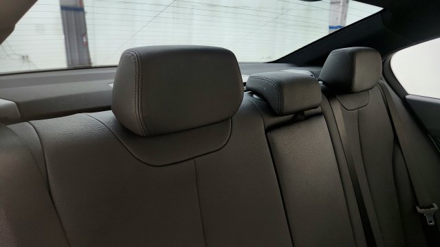 Used 2018 BMW 320i xDrive Sedan AWD/4WD image 39