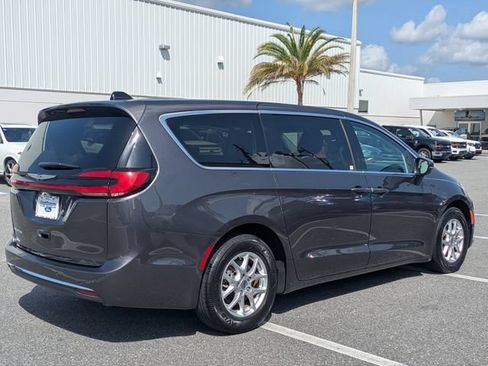 Used 2023 Chrysler Pacifica Touring-L FWD image 4