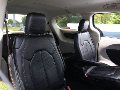 Used 2017 Chrysler Pacifica Touring-L FWD image 14