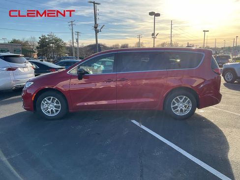 New 2026 Chrysler Pacifica Select image 2