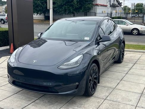 Used 2024 Tesla Model Y Long Range AWD/4WD image 3