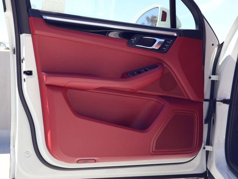 Certified 2023 Porsche Macan S image 13