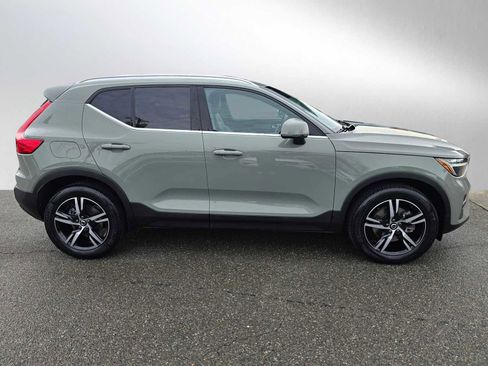 Used 2025 Volvo XC40 B5 Core image 2