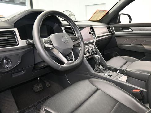 Used 2022 Volkswagen Atlas Cross Sport SE w/ Black Wheel Package image 13