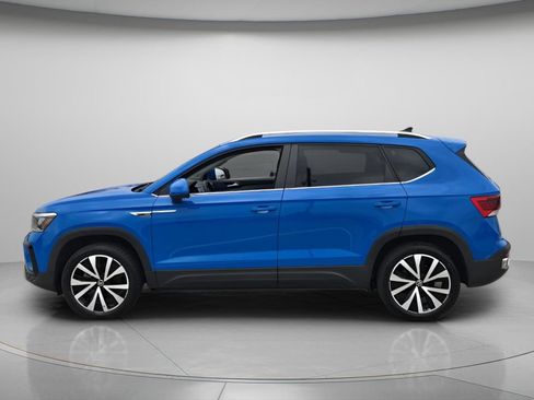 Used 2023 Volkswagen Taos SE w/ Panoramic Sunroof Package FWD image 4