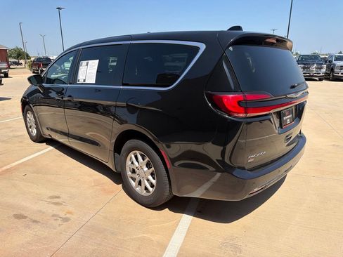 Used 2025 Chrysler Pacifica Select FWD image 5