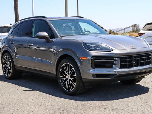 Used 2024 Porsche Cayenne AWD/4WD image 3