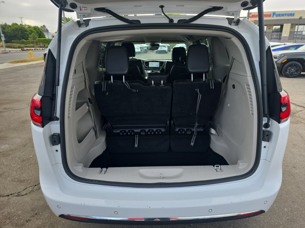 Used 2024 Chrysler Pacifica Touring-L FWD image 21