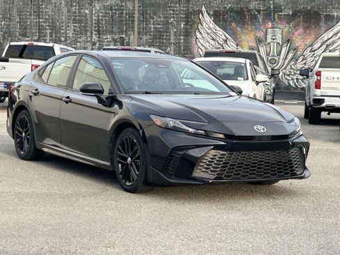 Used 2025 Toyota Camry SE FWD image 1