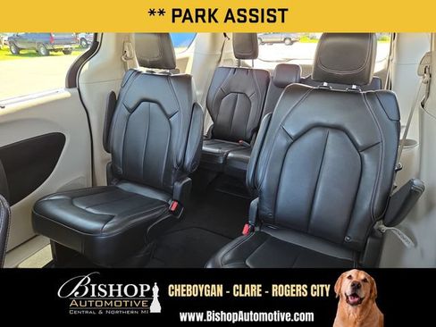 Used 2023 Chrysler Pacifica Touring-L FWD image 21