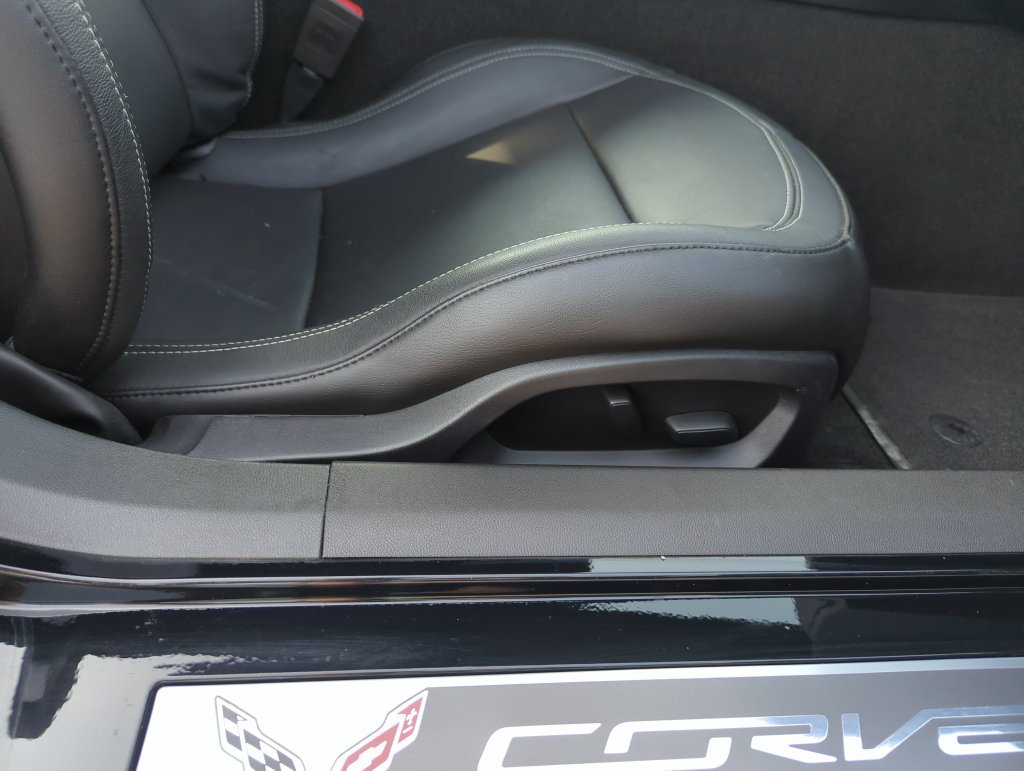Used 2017 Chevrolet Corvette Stingray Coupe w/ Z51 1LT RWD image 27