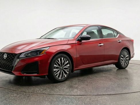 Used 2025 Nissan Altima 2.5 SV image 3