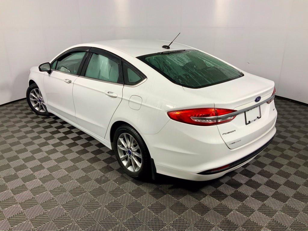 Used 2017 Ford Fusion SE FWD image 9