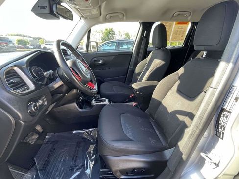 Used 2017 Jeep Renegade Latitude FWD image 17