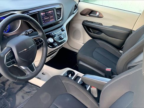 Used 2022 Chrysler Voyager LX FWD image 15