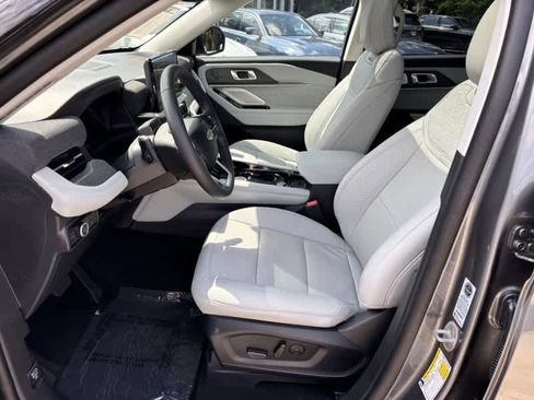 Used 2025 Ford Explorer Platinum w/ LUX Leather Package image 18