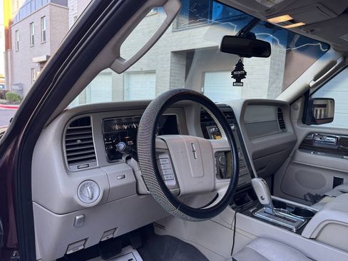 Used 2010 Lincoln Navigator 4WD image 13