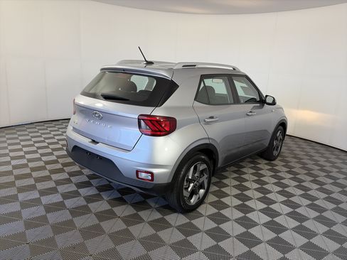 Used 2025 Hyundai Venue SEL FWD image 5