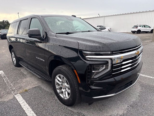 Used 2025 Chevrolet Suburban LT RWD image 1